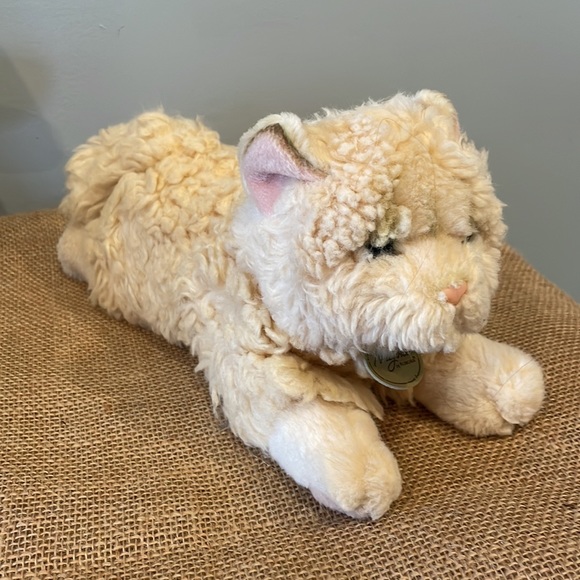 Adorable beige kitty cat laying down super cute - Picture 2 of 3